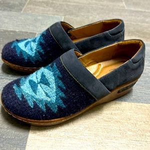 Born “Bailie” Blue Blanket Clogs women’s size 9 gently used.